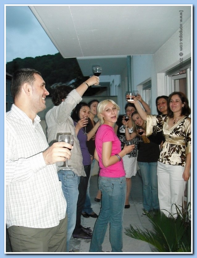 Paharul sus pentru vecina